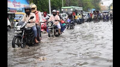A water-logged road in Patna on March 20, 2022. (HT Photo) A water-logged road in Patna on March 20, 2022. (HT Photo)