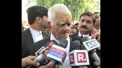 Atiq Ahmed’s lawyer Daya Shankar Mishra talking to media persons in Prayagraj on March 28. (HT photo)