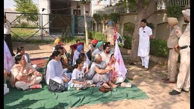 Roopdeep Kaur, wife of the murdered businessman, along with her family members outside her in-laws’ house during the protest in Basant Avenue in Ludhiana on Tuesday. (Gurpreet Singh/HT photo) Roopdeep Kaur, wife of the murdered businessman, along with her family members outside her in-laws’ house during the protest in Basant Avenue in Ludhiana on Tuesday. (Gurpreet Singh/HT photo)