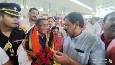 Sikkim governor Lakshman Acharya being welcomed by BJP workers in Varanasi (HT Photo)