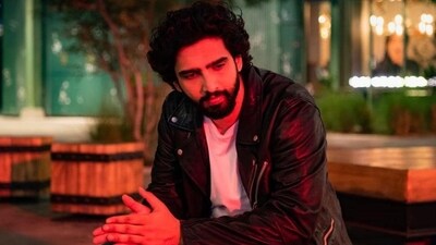 Singer-composer Amaal Mallik tweeted about why he doesn't get work in Bollywood anymore, backing Priyanka Chopra's experience. Singer-composer Amaal Mallik tweeted about why he doesn't get work in Bollywood anymore, backing Priyanka Chopra's experience.