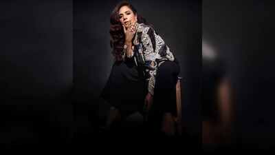 Richa Chadha amped up her look with modern design jewellery and black stilettoes. (Instagram/@therichachadha) Richa Chadha amped up her look with modern design jewellery and black stilettoes. (Instagram/@therichachadha)
