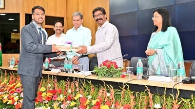 Jharkhand CM Hemant Soren presented prizes to board exam and Olympiad toppers in an award ceremony held on Monday (twitter.com/HemantSorenJMM) Jharkhand CM Hemant Soren presented prizes to board exam and Olympiad toppers in an award ceremony held on Monday (twitter.com/HemantSorenJMM)