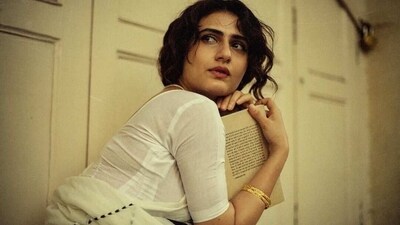 Handwoven in West Bengal, her saree is made of natural sooti (cotton). As per the label, the 'Binodini' saree is worth <span class='webrupee'>₹</span>7,500. (Instagram/@fatimasanashaikh) Handwoven in West Bengal, her saree is made of natural sooti (cotton). As per the label, the 'Binodini' saree is worth <span class='webrupee'>₹</span>7,500. (Instagram/@fatimasanashaikh)