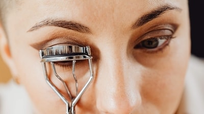 6. Use a black or brown mascara to define your lashes. Apply one or two coats of mascara to your top and bottom lashes. (pexels ) 6. Use a black or brown mascara to define your lashes. Apply one or two coats of mascara to your top and bottom lashes. (pexels )