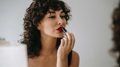 A 5-minute makeup routine can be a quick and easy way to enhance your natural beauty and help you look polished and put together. Here is a simple and efficient routine that you can follow: (Photo by Sam Lion on Pexels) A 5-minute makeup routine can be a quick and easy way to enhance your natural beauty and help you look polished and put together. Here is a simple and efficient routine that you can follow: (Photo by Sam Lion on Pexels)