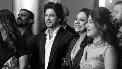 Shah Rukh Khan and Gauri Khan stood next to each other.