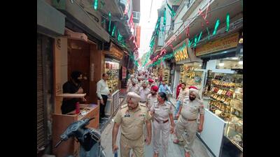 Special intelligence teams have been deployed outside Golden Temple in Amritsar amid inputs of Amritpal’s possible surrender. (HT Photo) Special intelligence teams have been deployed outside Golden Temple in Amritsar amid inputs of Amritpal’s possible surrender. (HT Photo)