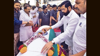 CM Eknath Shinde (right) lays garland as he pays respect at Bapat’s funeral on Wednesday. (Rahul Raut/HT PHOTO)