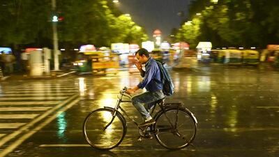 Commuters caught in the rain in New Delhi on Wednesday. (Sanjeev Verma/HT Poto) Commuters caught in the rain in New Delhi on Wednesday. (Sanjeev Verma/HT Poto)
