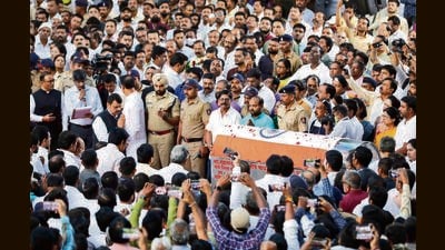 Deputy CM Devendra Fadnavis pays tribute at MP Girish Bapat’s funeral held at Vaikunth crematorium in Navi Peth on Wednesday. Locals and other party leaders also gathered. (Rahul Raut/HT PHOTO)