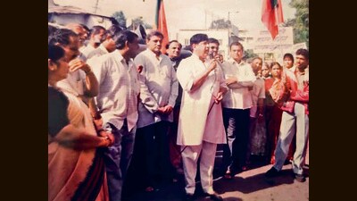 Girish Bapat campaigning during his early days. (HT ARCHIVES) Girish Bapat campaigning during his early days. (HT ARCHIVES)