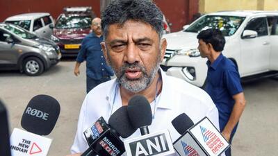 Karnataka Congress chief DK Shivakumar was seen throwing  ₹500 currency notes on the crowd during the Congress’ ‘Praja Dhwani Yatra’ in Srirangapatna assembly constituency in Mandya district (PTI)