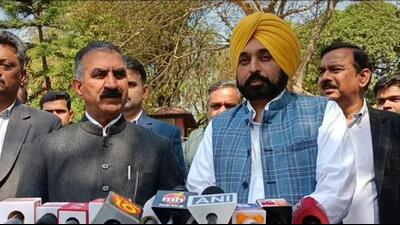 Punjab and Himachal chief ministers Bhagwant Mann and Sukhvinder Singh Sukhu addressing the media after their interaction to discuss inter-state issues. (HT Photo)