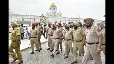Punjab police personnel outside the Golden Temple amid inputs of Waris Punjab De chief Amritpal’s possible surrender, in Amritsar on Wednesday. (Sameer Sehgal/HT) Punjab police personnel outside the Golden Temple amid inputs of Waris Punjab De chief Amritpal’s possible surrender, in Amritsar on Wednesday. (Sameer Sehgal/HT)