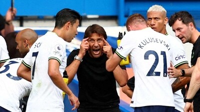 Antonio Conte talks to Son Heung-min and Dejan Kulusevski during the cooling break (REUTERS)