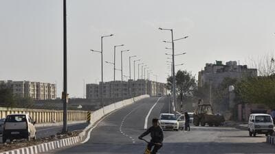 The road between Andheria Mor and Mehrauli-Mahipalpur, meanwhile, passes through Vasant Kunj and caters to traffic heading towards the Indira Gandhi International airport, Gurugram, and the Qutub Minar complex. (HT ARCHIVE) The road between Andheria Mor and Mehrauli-Mahipalpur, meanwhile, passes through Vasant Kunj and caters to traffic heading towards the Indira Gandhi International airport, Gurugram, and the Qutub Minar complex. (HT ARCHIVE)