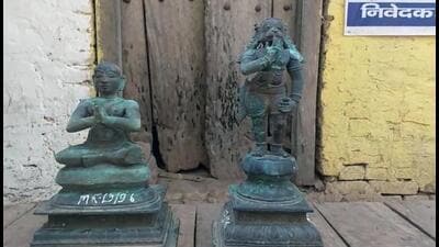 The two idols, one of them of Lord Hanuman, in Ara on Wednesday. (HT Photo) The two idols, one of them of Lord Hanuman, in Ara on Wednesday. (HT Photo)