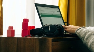 The post claiming the HR of a company asked its employees not to use headphones at work has created a buzz (representational image). (Unsplash/charlesdeluvio) The post claiming the HR of a company asked its employees not to use headphones at work has created a buzz (representational image). (Unsplash/charlesdeluvio)