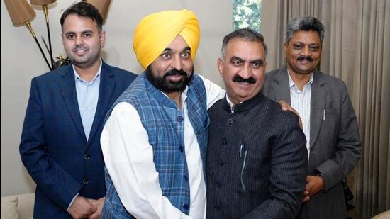 Himachal Pradesh chief minister Sukhvinder Singh Sukhu held a substantive discussion on various bilateral matters with his Punjab counterpart Bhagwant Mann in Chandigarh on Wednesday. (HT Photo)