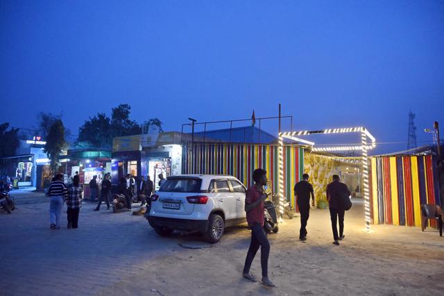 The periphery of Asawarpur today has cafes, a wine shop, and a host of fast food counters. (Sanjeev Verma/HT Photo) The periphery of Asawarpur today has cafes, a wine shop, and a host of fast food counters. (Sanjeev Verma/HT Photo)
