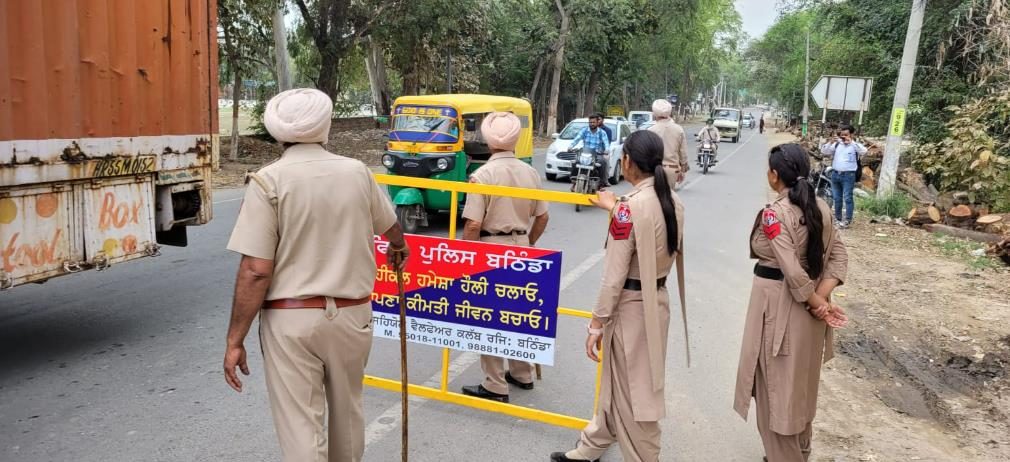 A police check-post at Talwandi Sabo on Wednesday. (Sanjeev Kumar/HT) A police check-post at Talwandi Sabo on Wednesday. (Sanjeev Kumar/HT)