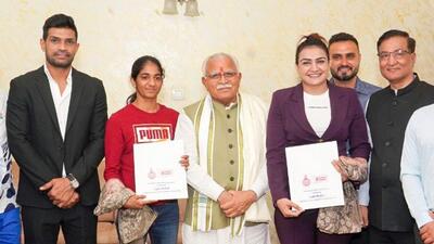 CM presents  ₹40 lakh cheque each and offers Group-B post to Nitu and Saweety, gold medal winners in IBA women’s world boxing championship. (Source: Twitter/@mlkhattar)