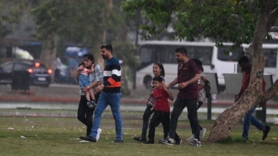 People walking toward shelter at Kartvaya Path amid sudden rainfall (Vipin Kumar/Hindustan Times) People walking toward shelter at Kartvaya Path amid sudden rainfall (Vipin Kumar/Hindustan Times)