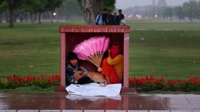 Heartwarming HT picture of a kid sheltering a dog from the rainfall in Delhi's Kartavya Path. (HT Photo/Vipin Kumar) Heartwarming HT picture of a kid sheltering a dog from the rainfall in Delhi's Kartavya Path. (HT Photo/Vipin Kumar)