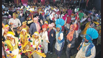 G 20 delegates shook a leg to beats of dhol, as performers delighted them with bhangra and giddha performances on the stage. (HT Photo)