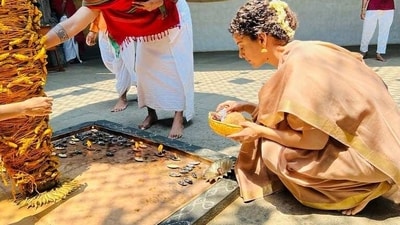Kangana Ranaut with a priest inside the temple. Kangana Ranaut with a priest inside the temple. 