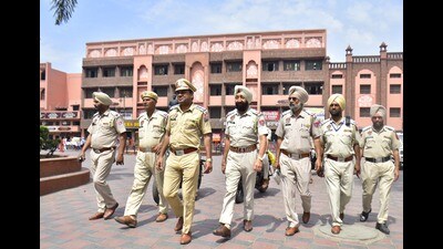 Punjab police personnel at Heritage street amid crackdown on Waris Punjab De Chief Amritpal Singh in Amritsar on Thursday. (Sameer Sehgal/HT) Punjab police personnel at Heritage street amid crackdown on Waris Punjab De Chief Amritpal Singh in Amritsar on Thursday. (Sameer Sehgal/HT)