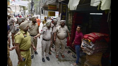 Punjab police personnel outside the Golden Temple amid crackdown of Waris Punjab De chief Amritpal. (HT Photo) Punjab police personnel outside the Golden Temple amid crackdown of Waris Punjab De chief Amritpal. (HT Photo)