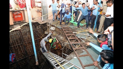Rescue operations being conducted at the Beleshwar Mahadev Jhulelal temple in Indore on Thursday. (ANI) Rescue operations being conducted at the Beleshwar Mahadev Jhulelal temple in Indore on Thursday. (ANI)