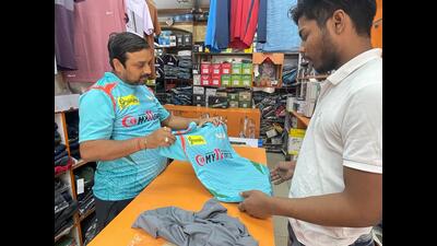 Shopkeepers are recording better-than-expected sales as cricket fans line up to buy jerseys. (HT Photo) Shopkeepers are recording better-than-expected sales as cricket fans line up to buy jerseys. (HT Photo)