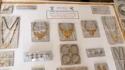 Stolen jewellery recovered from accused Abdul Shaikh, who allegedly broke into 50 homes and burgled them. (HT PHOTO)