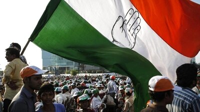 Supporters of Congress holding a huge flag. (Reuters) Supporters of Congress holding a huge flag. (Reuters)