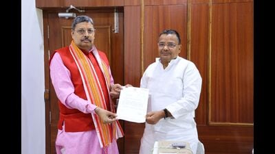 VC of Sampurnanand Sanskrit University, Varanasi, Prof Hareram Tripathi (left) met UP tourism and culture minister Jaiveer Singh. (HT Photo) VC of Sampurnanand Sanskrit University, Varanasi, Prof Hareram Tripathi (left) met UP tourism and culture minister Jaiveer Singh. (HT Photo)