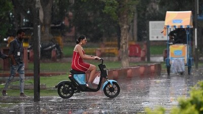 Sudden downpour in Delhi (Vipin Kumar/HT Photo) Sudden downpour in Delhi (Vipin Kumar/HT Photo)