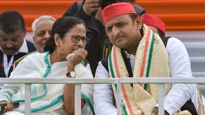 West Bengal chief minister Mamata Banerjee and Samajwadi Party chief Akhilesh Yadav. (PTI file)