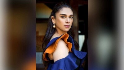 Aditi opted for minimalist makeup look, with just the right touch of glamour. She accentuated her eyes with winged eyeliner, while her cheeks were contoured to perfection and her berry lips added a pop of color to the look. Lastly she completed her look with half updo hairstyle. (Instagram/@sanamratansi) Aditi opted for minimalist makeup look, with just the right touch of glamour. She accentuated her eyes with winged eyeliner, while her cheeks were contoured to perfection and her berry lips added a pop of color to the look. Lastly she completed her look with half updo hairstyle. (Instagram/@sanamratansi)