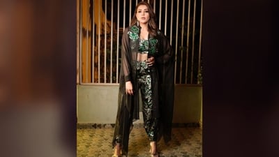 Assisted by make up artist Vishal charan, Kajal opted for winged eyeliners, kohled eyes, contoured cheeks, and nude glossy lipstick to achieve a glamorous appearance. (Instagram/@kajalaggarwalofficial)