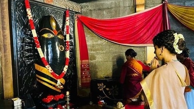 Kangana Ranaut shared some candid photos from inside the temple as she prayed. A female priest was also seen in some of the pictures. Kangana Ranaut shared some candid photos from inside the temple as she prayed. A female priest was also seen in some of the pictures. 