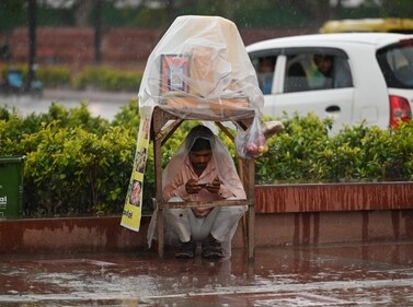 A food seller hiding from the rain in Delhi. (HT Photo/Vipin Kumar) A food seller hiding from the rain in Delhi. (HT Photo/Vipin Kumar)