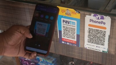 The Economic Survey 2023 notes that Aadhaar has authenticated more than 8,600 crore transactions so far, and UPI accounted for 52% of financial digital transactions in FY22 – clearly indicating how this DPI 1.0 movement that built the ‘horizontal’ or foundational layers has transformed life for the common man. (Pratham Gokhale/HT Archive)