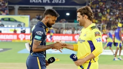 Hardik Pandya (L) with MS Dhoni (Indian Premier League Twitter)
