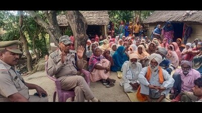 Forest officials hold a meeting with locals at Babapurwa village in Dudhwa (HT ) Forest officials hold a meeting with locals at Babapurwa village in Dudhwa (HT )