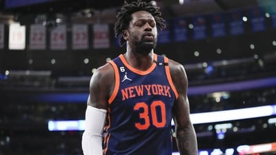 New York Knicks forward Julius Randle grimaces as he leaves the court after being injured in the first half of an NBA basketball game against the Miami Heat, Wednesday, March 29, 2023, at Madison Square Garden in New York. (AP)
