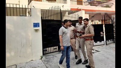 Police outside the house of the victim couple in Ghaziabad on Thursday. (Sakib Ali /HT PHOTO) Police outside the house of the victim couple in Ghaziabad on Thursday. (Sakib Ali /HT PHOTO)