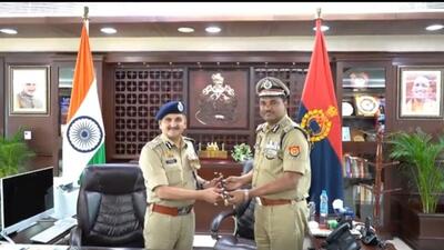 RK Vishwakarma takes charge from outgoing officiating DGP DS Chauhan at the UP police headquarters, in Lucknow on Friday. (SOURCED) RK Vishwakarma takes charge from outgoing officiating DGP DS Chauhan at the UP police headquarters, in Lucknow on Friday. (SOURCED)